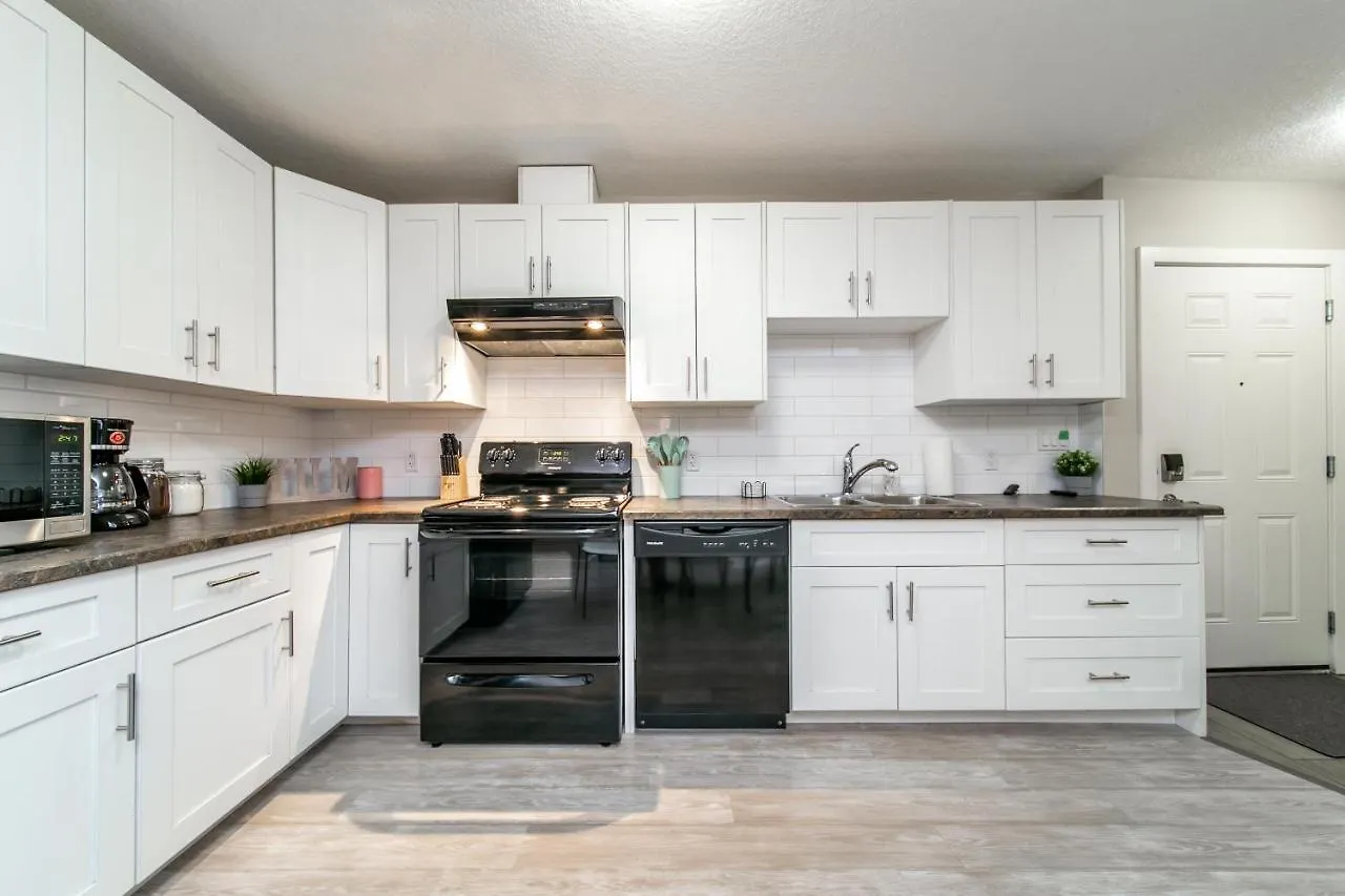 Executive Home - Long Stays Welcome - Garage Parking - Free Wifi & Netflix Edmonton Dom wakacyjny