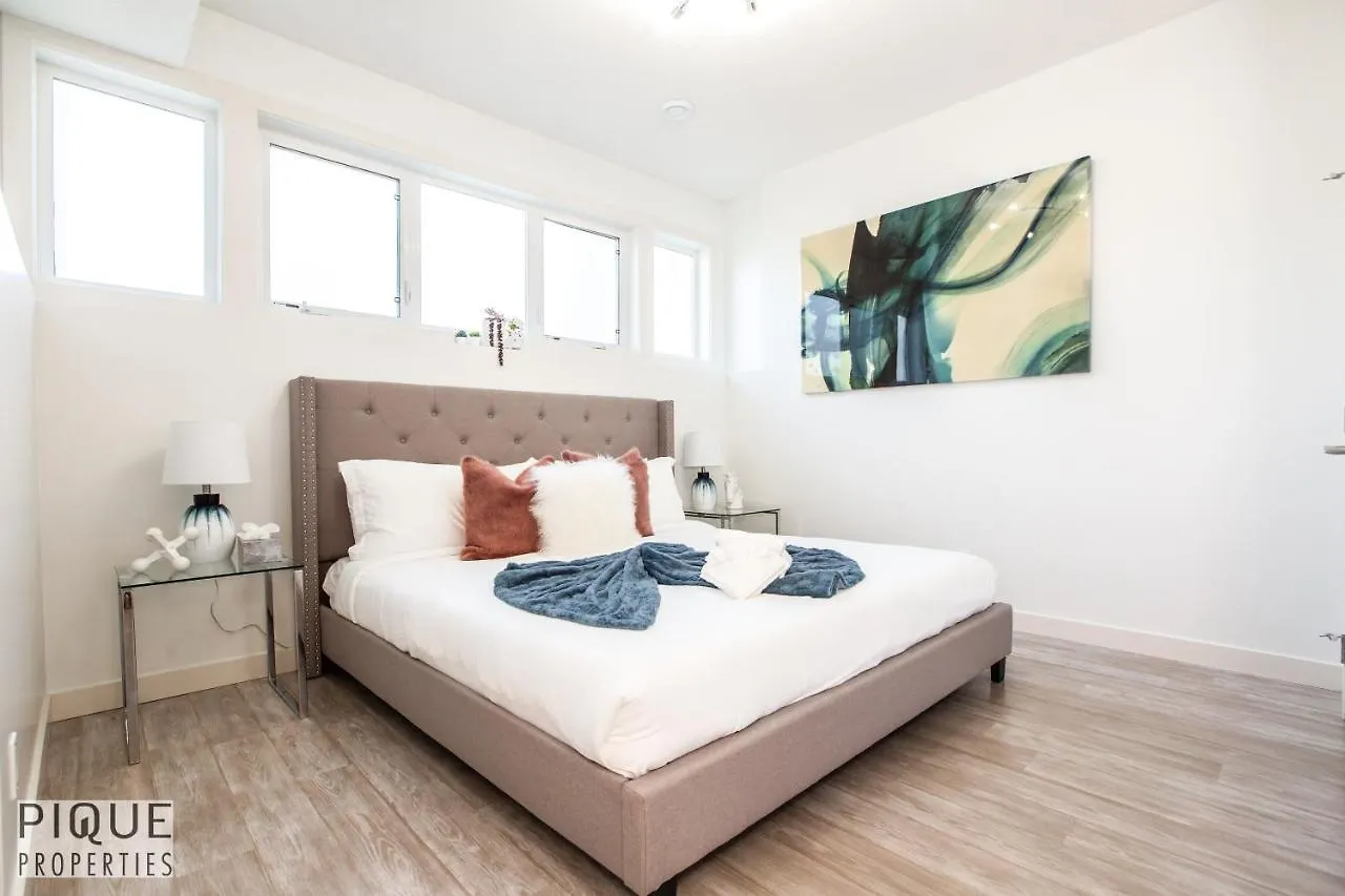 Executive Home - Long Stays Welcome - Garage Parking - Free Wifi & Netflix Edmonton Dom wakacyjny