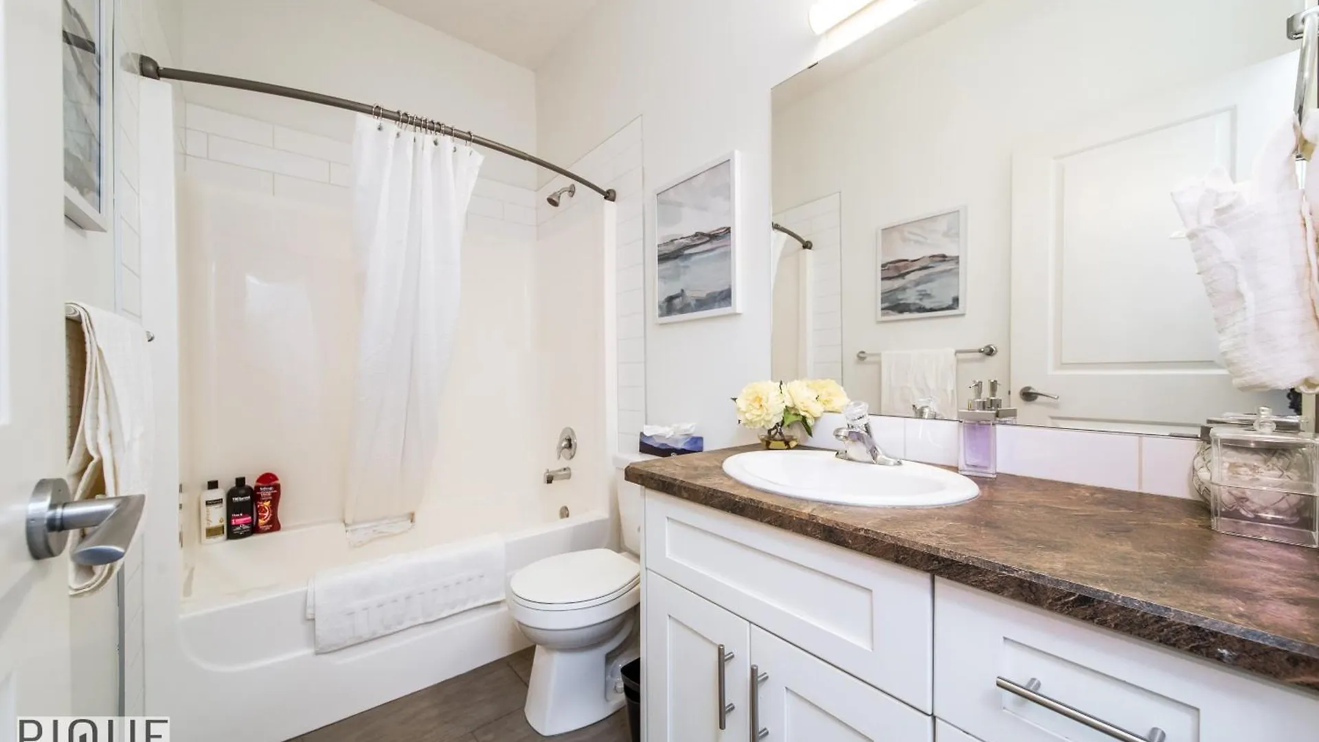 Executive Home - Long Stays Welcome - Garage Parking - Free Wifi & Netflix Edmonton Kanada