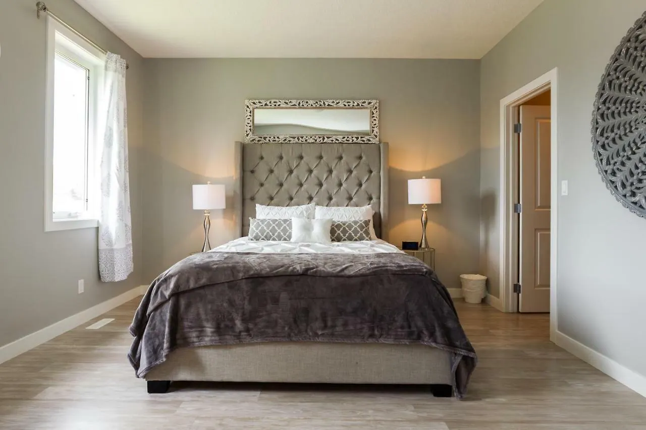 Dom wakacyjny Executive Home - Long Stays Welcome - Garage Parking - Free Wifi & Netflix Edmonton Kanada