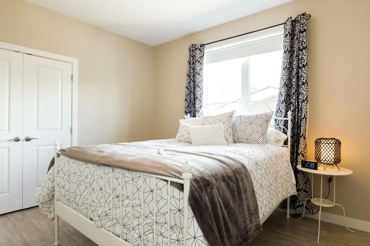 Executive Home - Long Stays Welcome - Garage Parking - Free Wifi & Netflix Edmonton