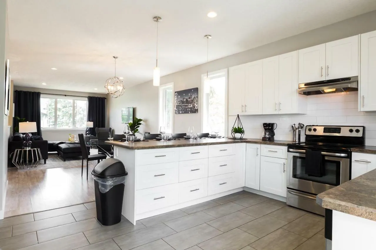 Executive Home - Long Stays Welcome - Garage Parking - Free Wifi & Netflix Edmonton Dom wakacyjny